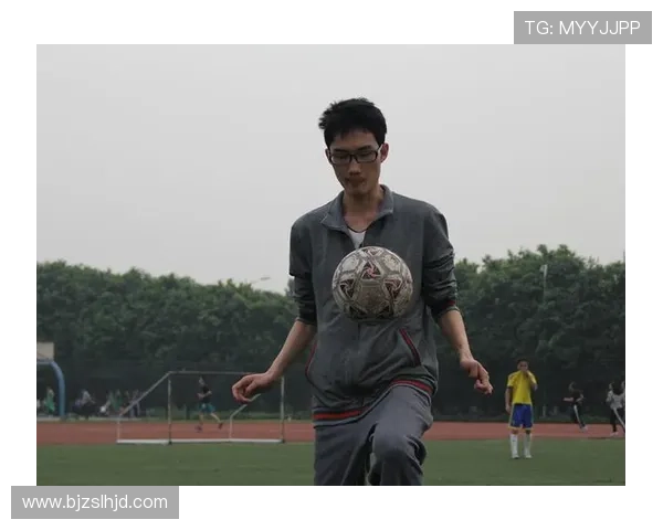 剃光头模仿足球明星的趣味挑战与风格变换体验